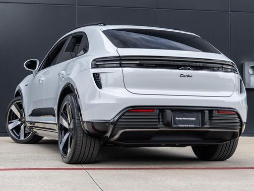 2025 Porsche Macan Turbo