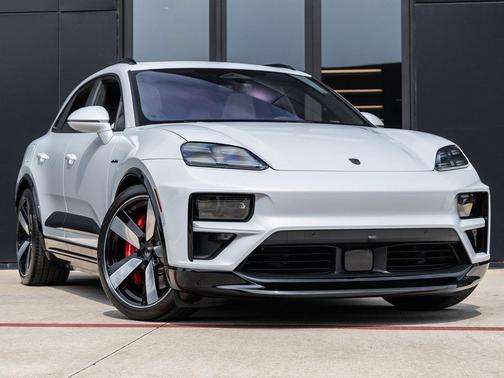 2025 Porsche Macan Turbo