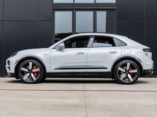 2025 Porsche Macan Turbo