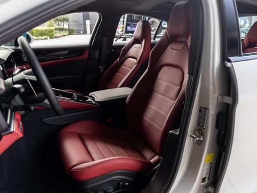 2026 Porsche Panamera 4