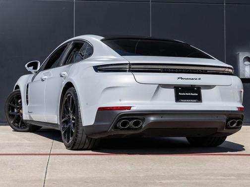 2024 Porsche Panamera 4