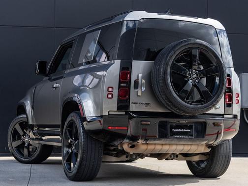 Silicon Silver Premium Metallic 2023 Land Rover Defender 90 X-Dynamic SE