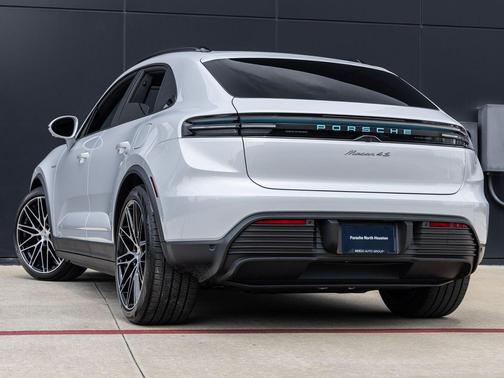 Ice Grey Metallic 2025 Porsche Macan Macan Electric 4