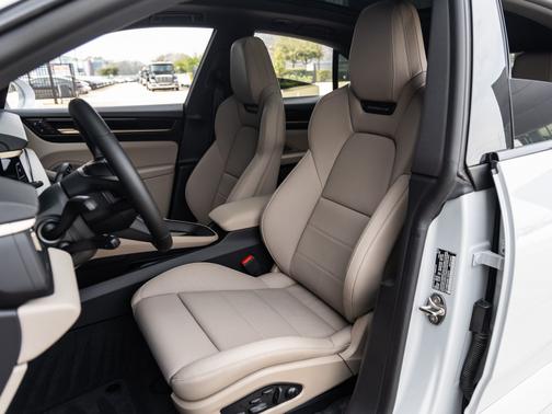 Ice Gray Metallic 2025 Porsche Macan 4S