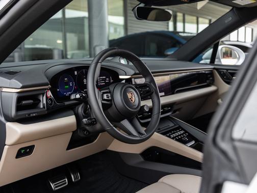 Ice Gray Metallic 2025 Porsche Macan 4S