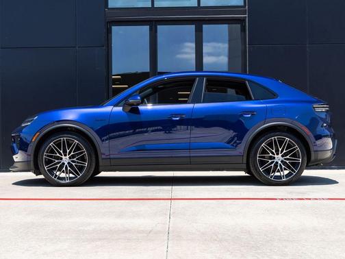 Gentian Blue Metallic 2025 Porsche Macan Macan Electric