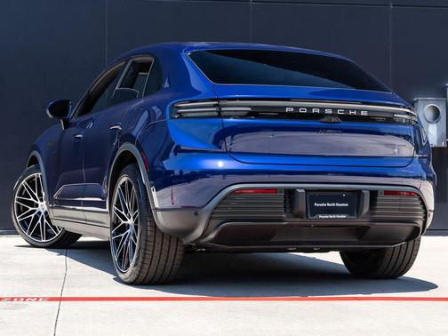 Gentian Blue Metallic 2025 Porsche Macan Macan Electric
