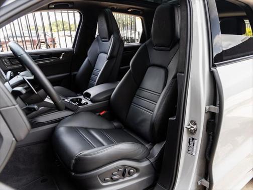 2025 Porsche Cayenne GTS