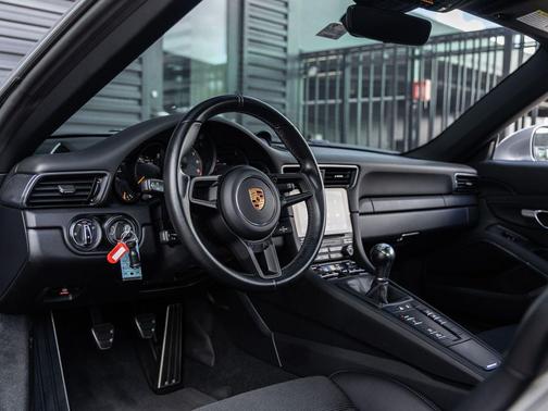 GT Silver Metallic 2018 Porsche 911 GT3