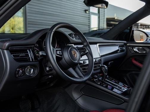 2025 Porsche Macan T