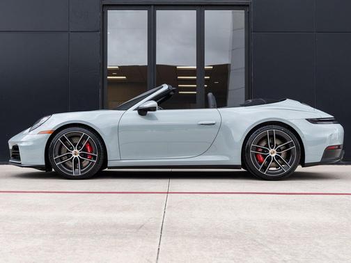 Shade Green Metallic 2026 Porsche 911 Carrera 4S Cabriolet