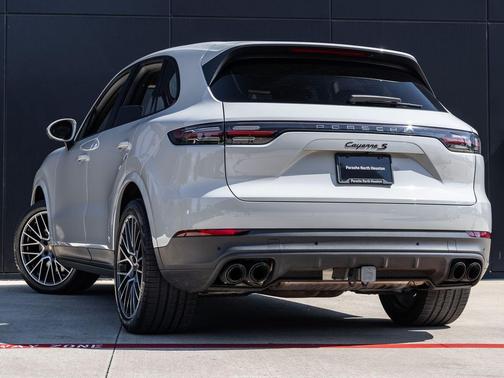 Chalk 2023 Porsche Cayenne Platinum Edition