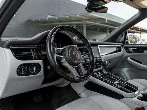 2020 Porsche Macan Base