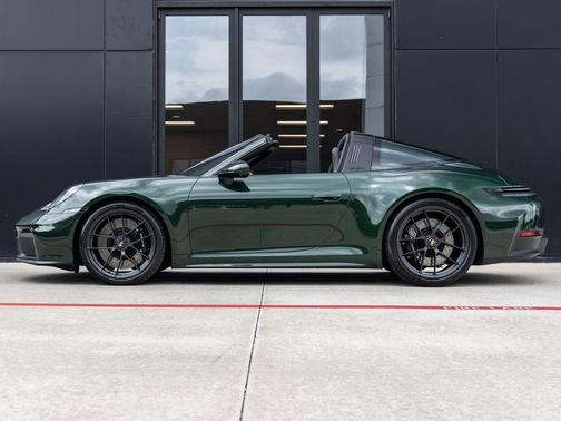 Oak Green Metallic Neo 2026 Porsche 911 Targa 4 GTS
