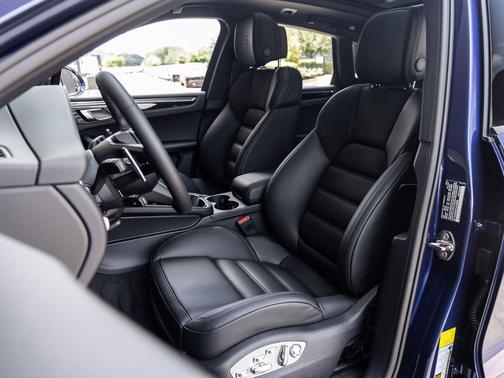 Gentian Blue Metallic 2026 Porsche Macan Macan