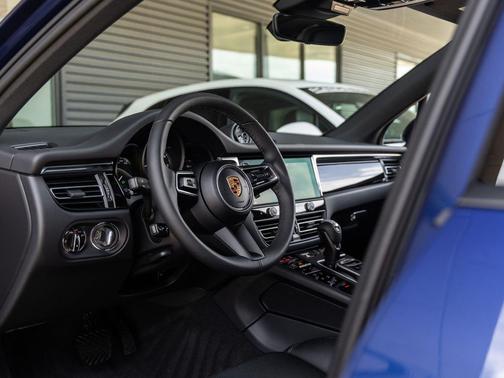 Gentian Blue Metallic 2026 Porsche Macan Macan