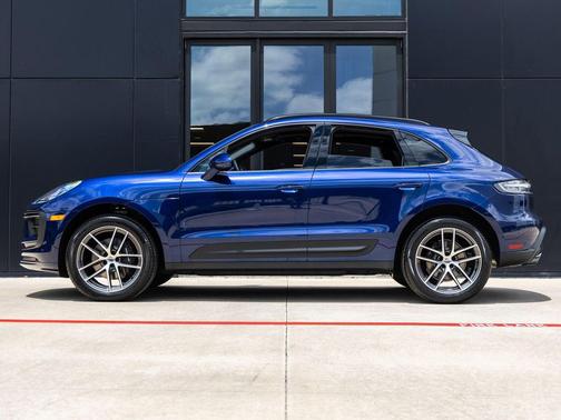 Gentian Blue Metallic 2026 Porsche Macan Macan