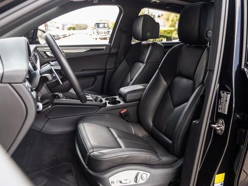 2023 Porsche Macan T