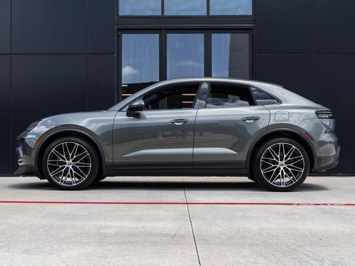 Aventurine Green Metallic 2025 Porsche Macan Macan Electric 4