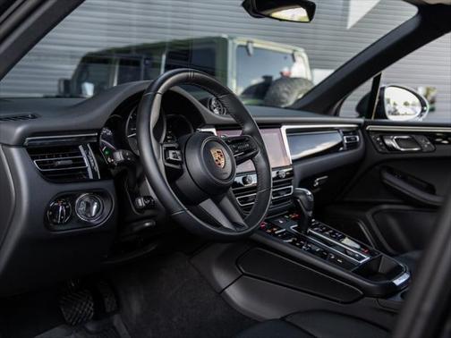 2024 Porsche Macan Base