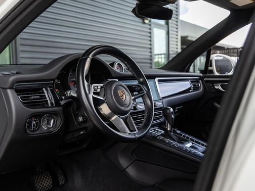White 2021 Porsche Macan Macan