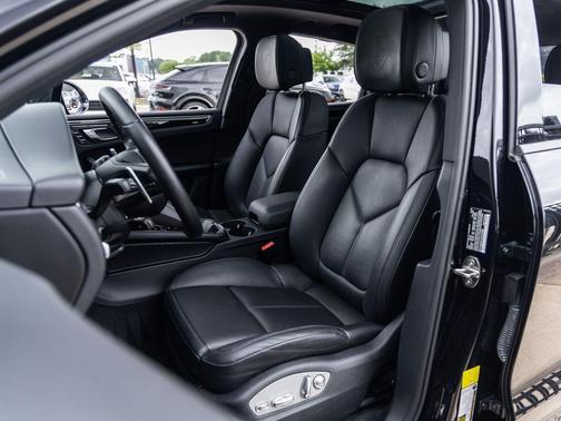 Jet Black Metallic 2023 Porsche Macan Macan