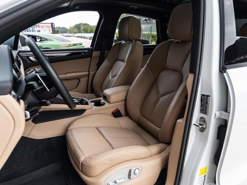 2025 Porsche Macan T