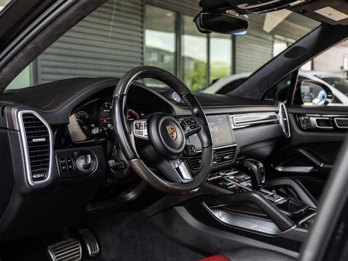 Jet Black Metallic 2020 Porsche Cayenne Turbo