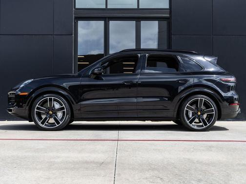 Jet Black Metallic 2020 Porsche Cayenne Turbo