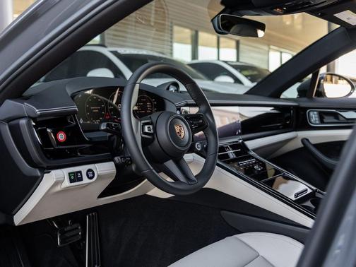 2026 Porsche Panamera 4