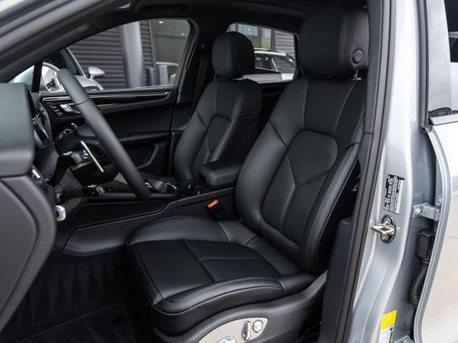 Dolomite Silver Metallic 2026 Porsche Macan Macan