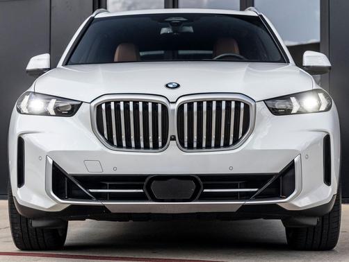 Mineral White Metallic 2024 BMW X5 xDrive40i