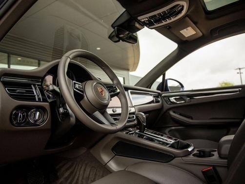 Gentian Blue Metallic 2025 Porsche Macan Macan