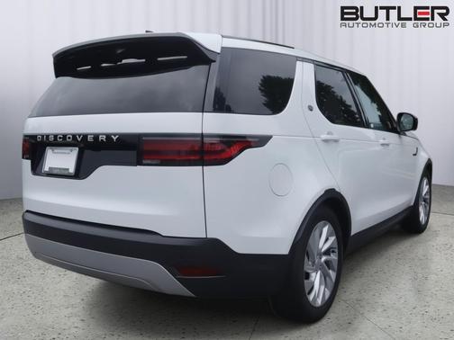 Fuji White 2024 Land Rover Discovery P300 S