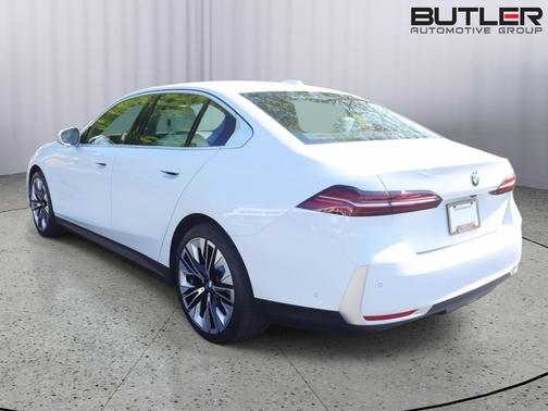Alpine White 2026 BMW 530 530i