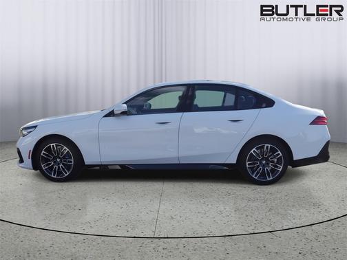 Alpine White 2026 BMW 530 530i