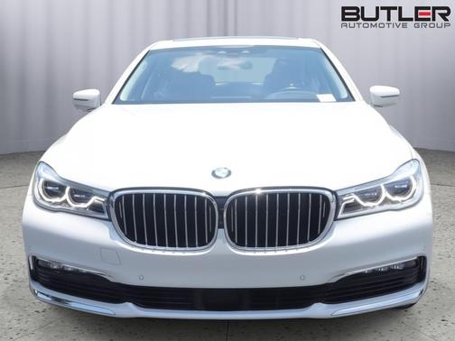 Alpine White 2018 BMW 750 i