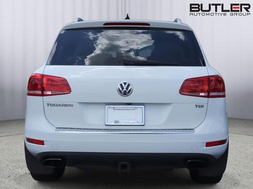 Pure White 2013 Volkswagen Touareg TDI Lux
