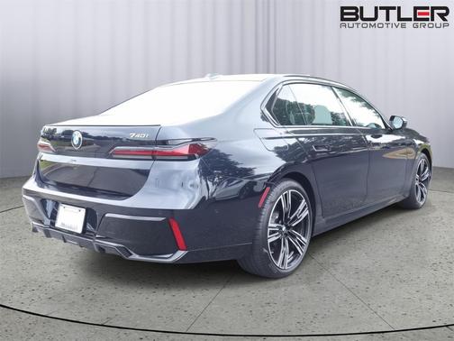 Carbon Black Metallic 2023 BMW 740 i