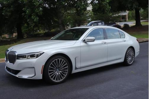 2022 BMW 740 i