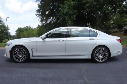 2022 BMW 740 i