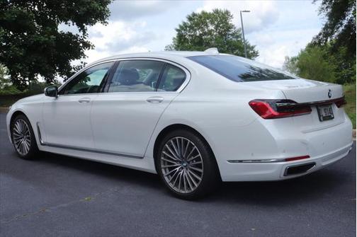 2022 BMW 740 i