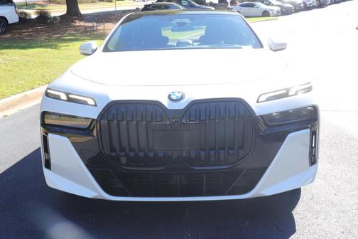 2023 BMW 740 i