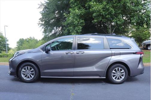 2022 Toyota Sienna XLE 8 Passenger