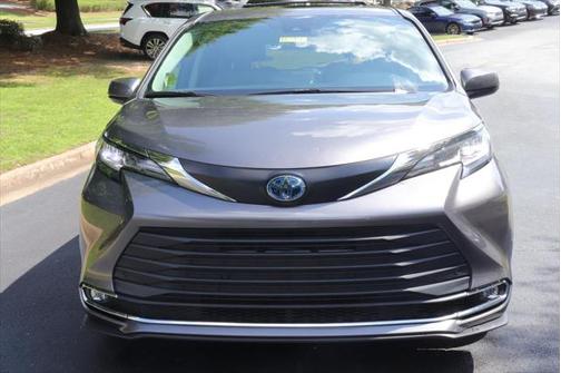 2022 Toyota Sienna XLE 8 Passenger
