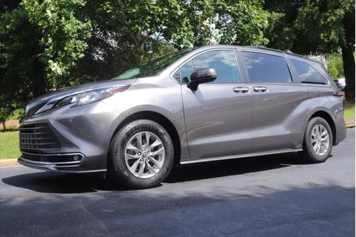 2022 Toyota Sienna XLE 8 Passenger