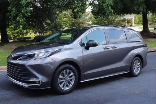 2022 Toyota Sienna XLE 8 Passenger