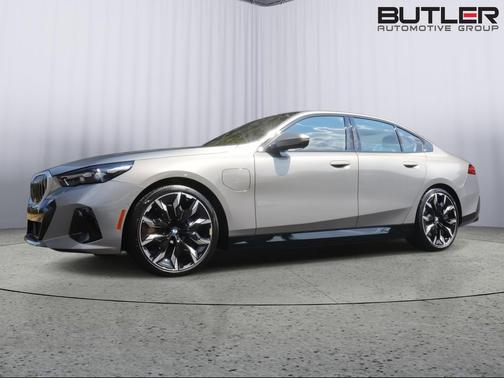 Oxide Grey Metallic 2026 BMW 550e xDrive