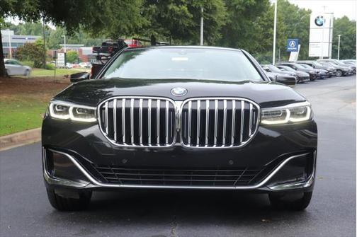 2022 BMW 740 i