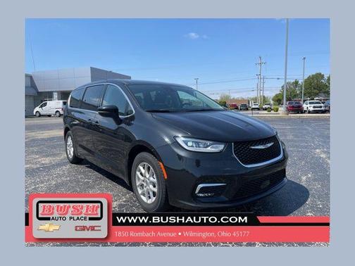 Brilliant Black Crystal Pearlcoat 2023 Chrysler Pacifica Touring L